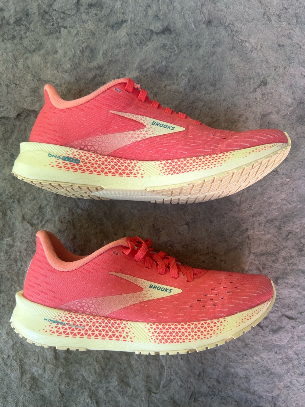 BROOKS Hyperion Tempo ‘Hot Coral/Flan’-Women’s size 7